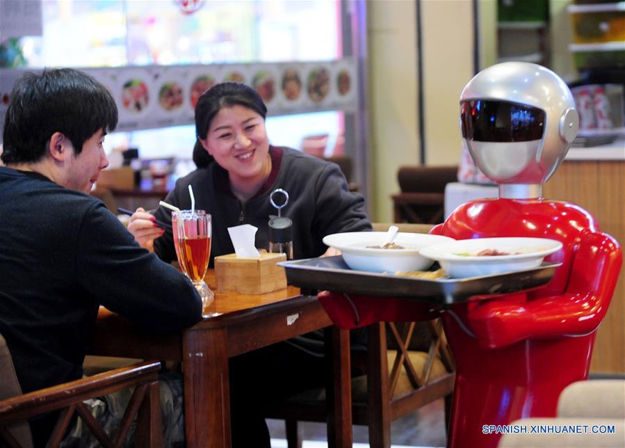 Robot atiende en restaurante en Shenyang