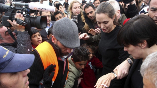 Angelina Jolie visita un campo de refugiados en Grecia
