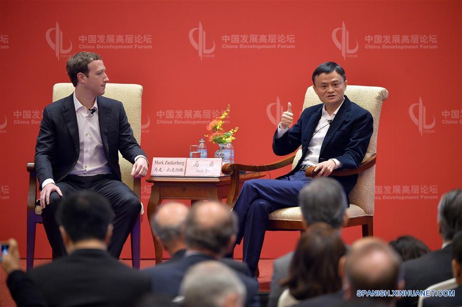 Presidente ejecutivo de Alibaba conversa con fundador de Facebook sobre innovación