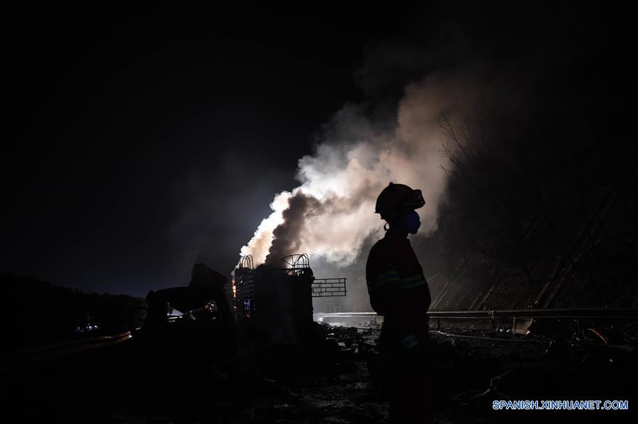 Un bombero trabaja en el lugar de la explosión en un tramo de la carretera que une Beijing a Hong Kong y Macao, en la ciudad de Yueyang, provincia de Hunan, centro de China, 20 de Marzo 2016.(Xinhua/Li Ga)