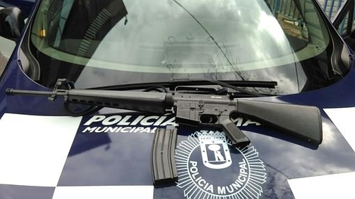 Detenido en Madrid un hombre con un rifle de asalto falso en la calle