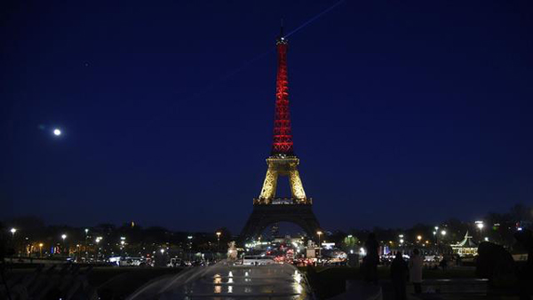 La Torre Eiffel y el Burj Khalif se iluminan con los colores de la bandera belga