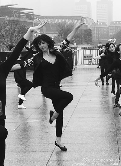 Sophie Marceau baila en una plaza de Guangzhou