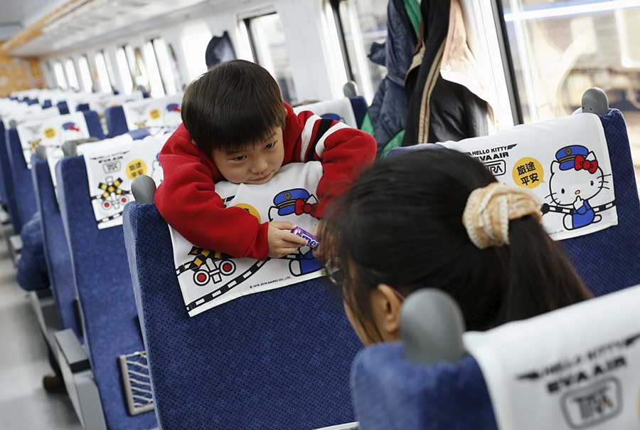 Dos niños juegan en el tren Taroko Express con temática de Hello Kitty en Taipei, el 21 de marzo de 2016. [Foto/Agencias]