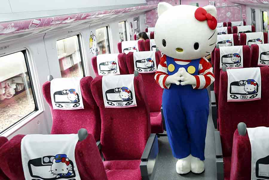 Un empleado disfrazado de Hello Kitty da la bienvenida en el tren Taroko Express con temática de Hello Kitty en Taipei, el 21 de marzo de 2016. [Foto/Agencias]