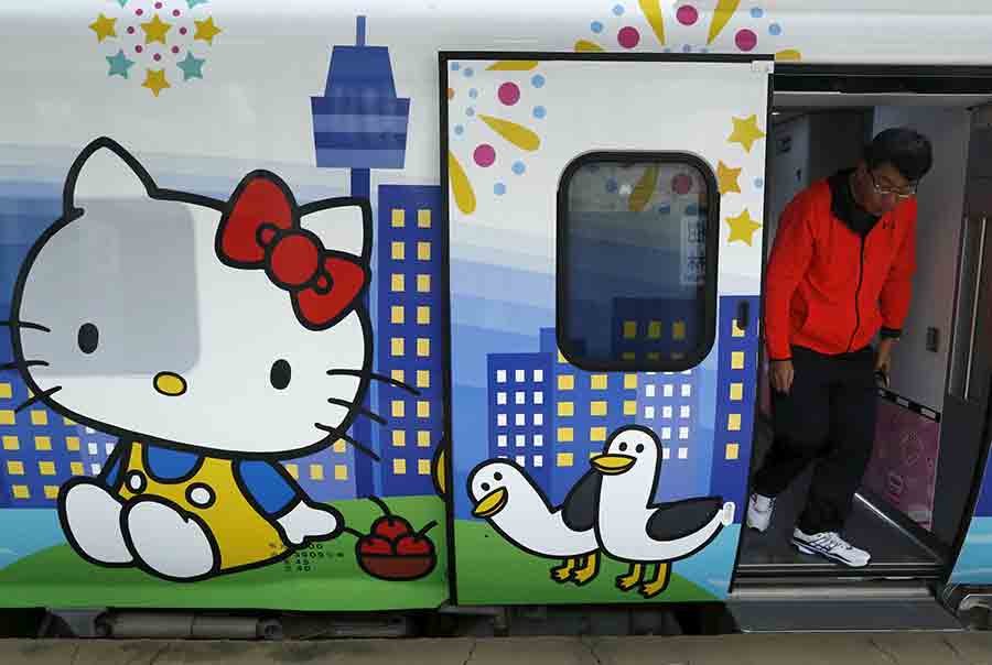 Un pasajero sale del tren Taroko Express con temática de Hello Kitty en Taipei, el 21 de marzo de 2016. [Foto/Agencias]
