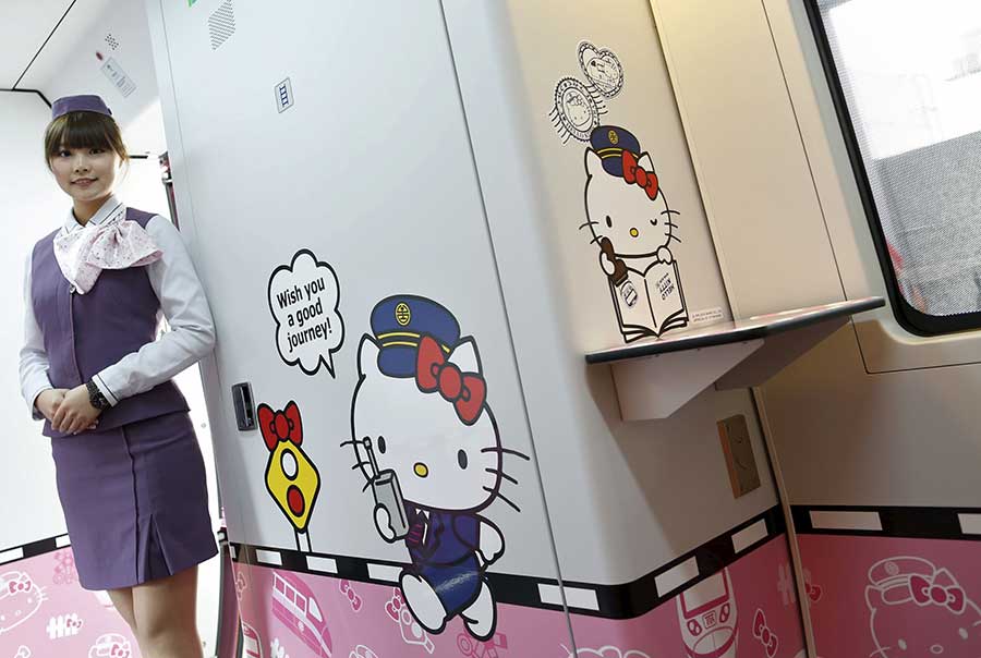 Una azafata espera dentro del tren Taroko Express con temática de Hello Kitty en Taipei, el 21 de marzo de 2016. [Foto/Agencias]