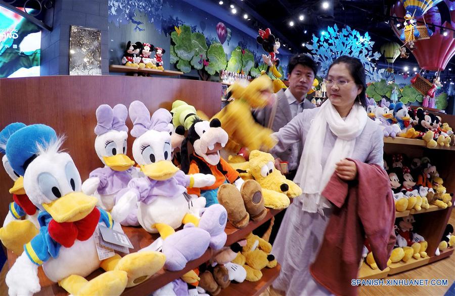 Shanghai Disney Resort abrirá oficialmente y recibir a sus primeros invitados el 16 de junio. Las entradas fueron en venta el 28 de marzo .(Xinhua/Fang Zhe)