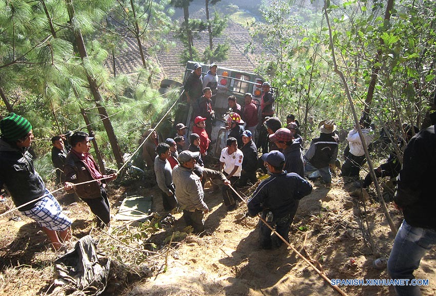 Autobús cae a barranco en Guatemala y deja al menos 19 muertos