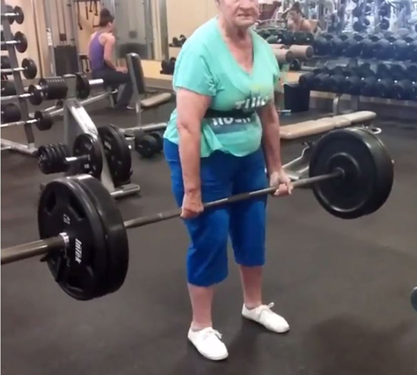 Una anciana culturista levanta 100 kg de peso