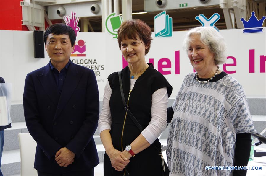 El escritor chino de ficción para niños Cao Wenxuan ganó el lunes el Premio Hans Christian Andersen 2016 en la Feria del Libro Infantil de Bolonia en Italia. (Xinhua/Song Jian)