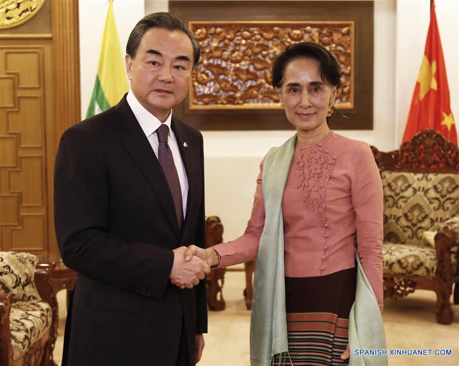 La ministra de Relaciones Exteriores de Myanmar, Aung San Suu Kyi, estrecha la mano de su homólogo de China, Wang Yi durante una conferencia de prensa conjunta tras su reunión en el Ministerio de Asuntos Exteriores en Nay Pyi Taw, Myanmar, el 5 de abril de 2016. (Xinhua/U Aung)