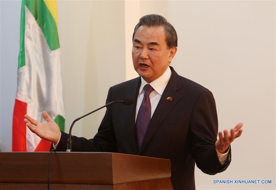 El ministro de Relaciones Exteriores de China, Wang Yi, participa en una conferencia de prensa conjunta con su homóloga de Myanmar, Aung San Suu Kyi al término de su reunión en el Ministerio de Asuntos Exteriores en Nay Pyi Taw, Myanmar, el 5 de abril de 2016. (Xinhua/U Aung)