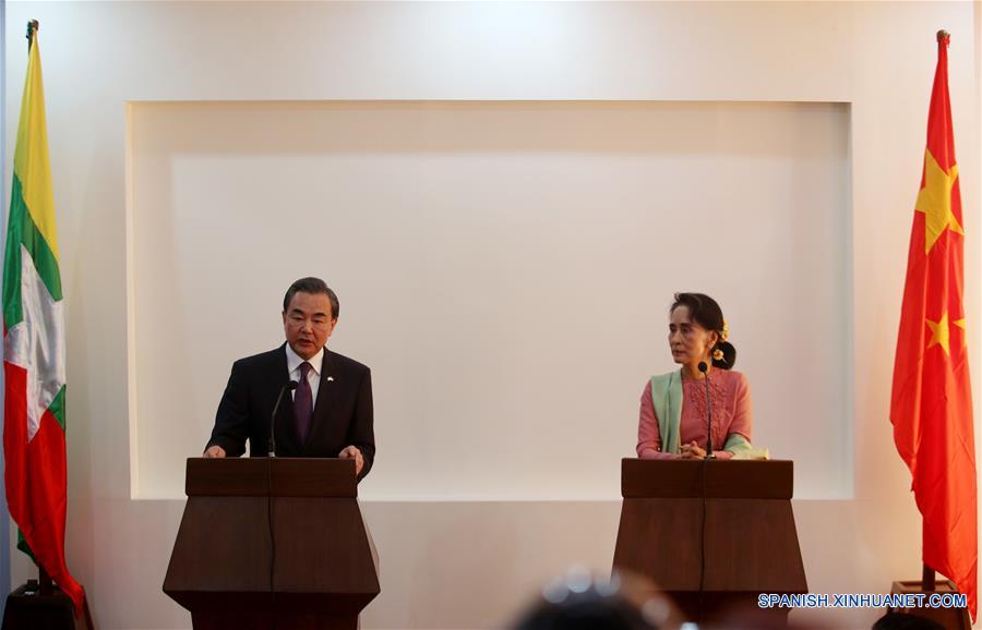 El ministro de Relaciones Exteriores de China, Wang Yi, participa en una conferencia de prensa conjunta con su homóloga de Myanmar, Aung San Suu Kyi al término de su reunión en el Ministerio de Asuntos Exteriores en Nay Pyi Taw, Myanmar, el 5 de abril de 2016. (Xinhua/U Aung)