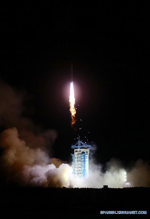 Un cohete Gran Marcha 2-D trasladando al satélite SJ-10, despega en el Centro de Lanzamiento de Satélites de Jiuquan, en la provincia de Gansu, en el noroeste de China, el 6 de abril de 2016. En las primeras horas del miércoles, China envió al espacio un satélite de investigación científica recuperable en un nuevo intento por ayudar a los científicos en la Tierra a estudiar la microgravedad y sus efectos biológicos. (Xinhua/Jin Liwang)