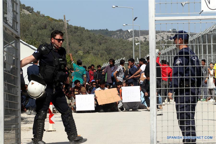 Migrantes en isla griega de Lesbos protestan por deportaciones a Turquía