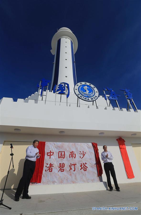 Invitados asisten a la ceremonia de finalización de la construcción de un faro en el arrecife Zhubi de las Islas Nansha en el Mar Meridional de China, en el sur de China, el 5 de abril de 2016.El faro puede proporcionar servicios de navegación eficientes, como referencia de posicionamiento, guía de ruta e información de seguridad de navegación para barcos, que pueden mejorar la gestión de la navegación y respuesta de emergencia. (Xinhua/Xing Guangli)
