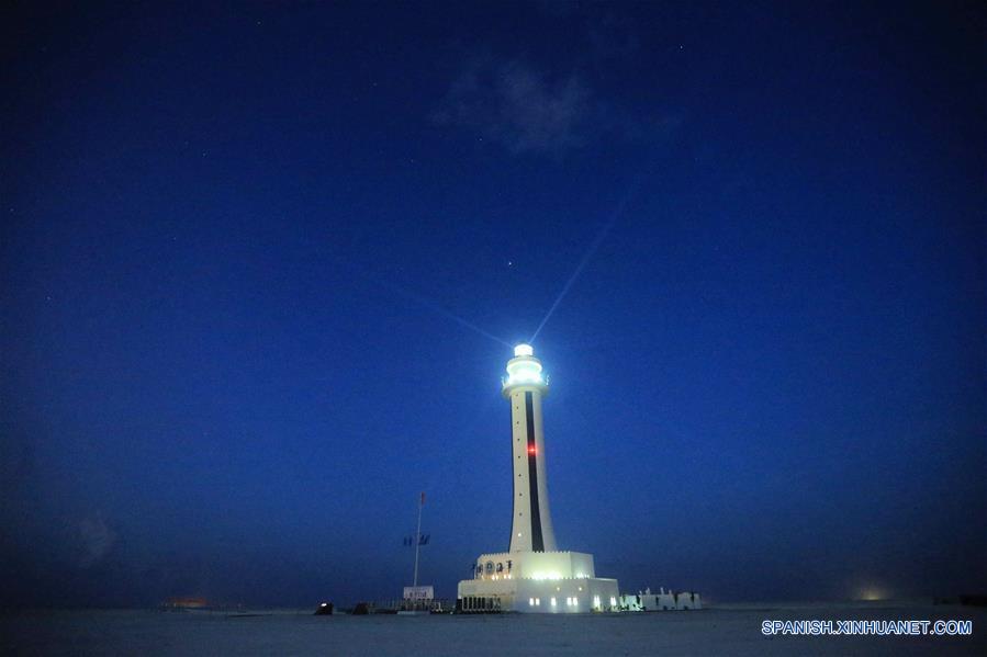 Vista del faro en el arrecife Zhubi de las Islas Nansha en el Mar Meridional de China, en el sur de China, el 5 de abril de 2016. El faro puede proporcionar servicios de navegación eficientes, como referencia de posicionamiento, guía de ruta e información de seguridad de navegación para barcos, que pueden mejorar la gestión de la navegación y respuesta de emergencia. (Xinhua/Xing Guangli)