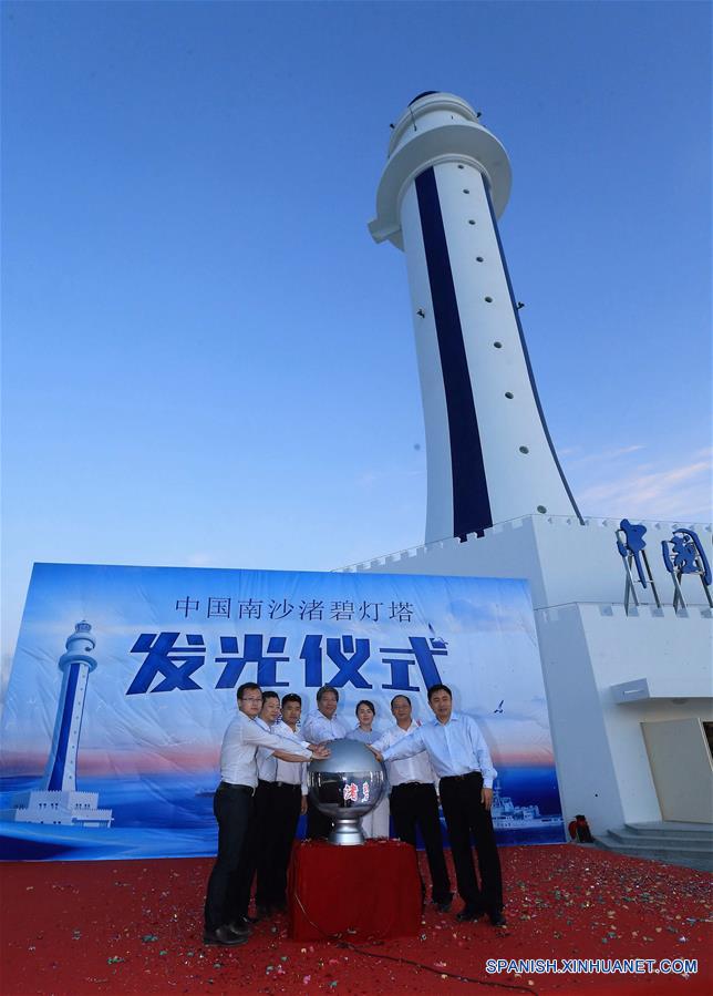 Invitados asisten a la ceremonia de finalización de la construcción de un faro en el arrecife Zhubi de las Islas Nansha en el Mar Meridional de China, en el sur de China, el 5 de abril de 2016. El faro puede proporcionar servicios de navegación eficientes, como referencia de posicionamiento, guía de ruta e información de seguridad de navegación para barcos, que pueden mejorar la gestión de la navegación y respuesta de emergencia. (Xinhua/Xing Guangli)