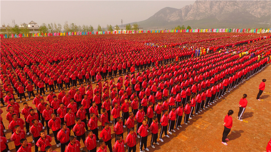 26.000 estudiantes de Kungfu forman impresionantes figuras