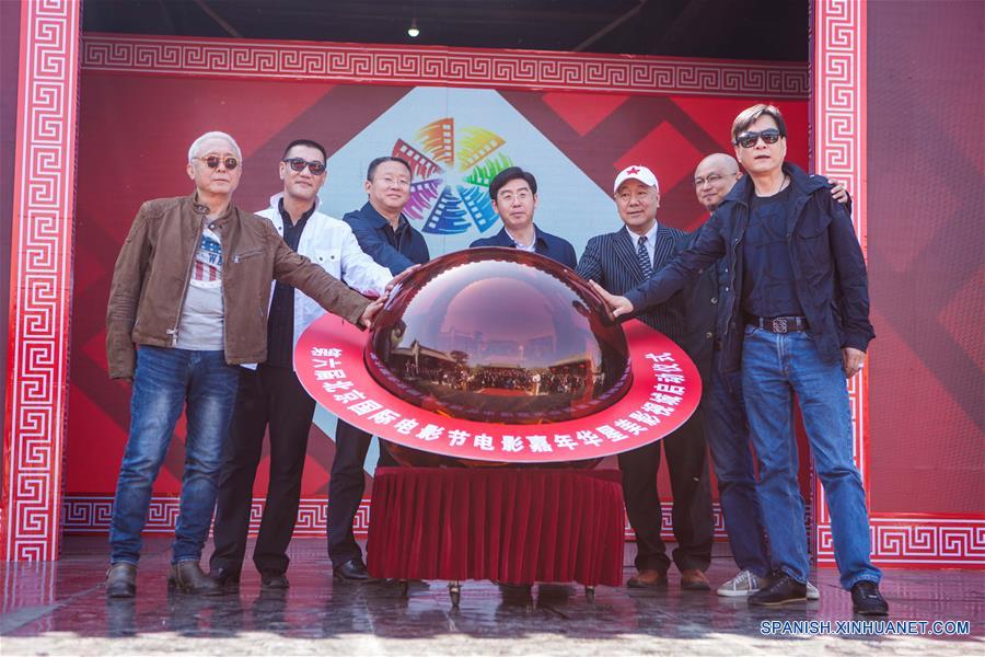 BEIJING, 9abr (Xinhua) -- Invitados de honor posan durante la ceremonia de inauguración del carnaval fílmico del Sexto Festival Internacional de Cine de Beijing, en Beijing, capital de China, el 9 de abril de 2016. El carnaval comenzó en el distrito Huairou de Beijing el sábado. (Xinhua/Zheng Huansong) 