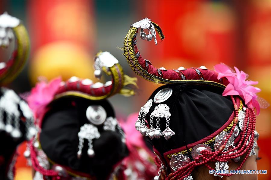  Artistas usan sombreros del grupo étnico She, durante un festival cultural local en Fu'an, en la provincia de Fujian, en el sureste de China, el 9 de abril de 2016. (Xinhua/Jiang Kehong)