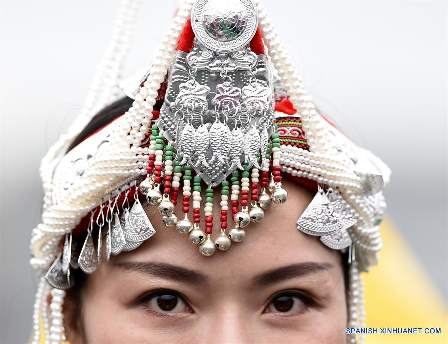 Una modelo usa un sombrero del grupo étnico She, durante un festival cultural local en Fu'an, en la provincia de Fujian, en el sureste de China, el 9 de abril de 2016. (Xinhua/Jiang Kehong)