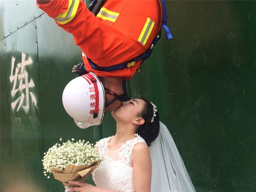 Fotos de boda inolvidables en una estación de bomberos
