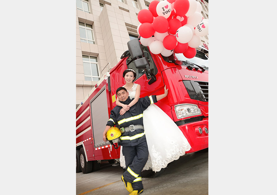 Celebran una boda inolvidable en una estación de bomberos de Xi´an