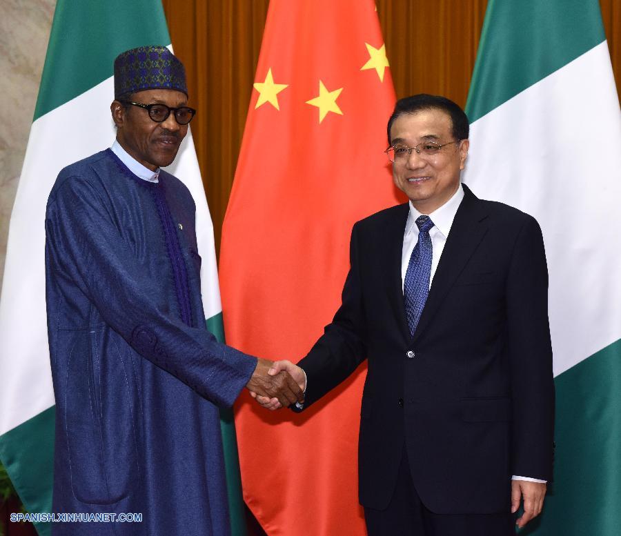 El primer ministro de China, Li Keqiang, se reúne con el presidente de Nigeria, Muhammadu Buhari, en Beijing, capital de China, el 13 de abril de 2016. (Xinhua/Rao Aimin)