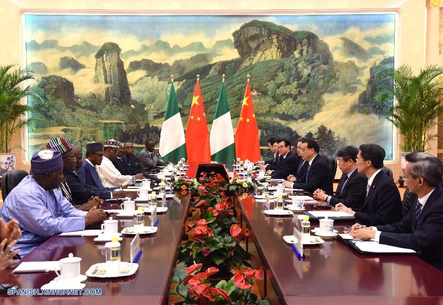 El primer ministro de China, Li Keqiang, se reúne con el presidente de Nigeria, Muhammadu Buhari, en Beijing, capital de China, el 13 de abril de 2016. (Xinhua/Rao Aimin)