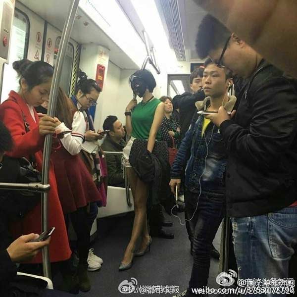 Una mujer “enmascarada” viaja en el metro de Ningbo