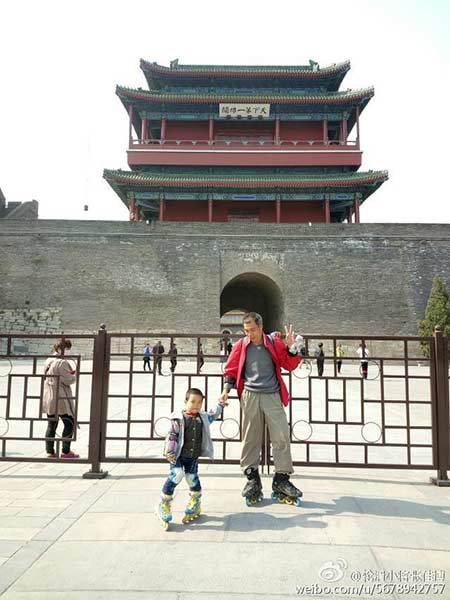 Padre e hijo en una foto en el Paso Juyongguan de la Gran Muralla en Beijing, después de 14 días patinando. [Foto de Sina Weibo]