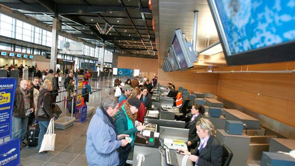 El aeropuerto belga de Charleroi cierra mañana por falta de controladores