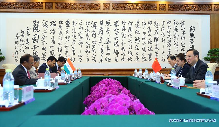 Consejero de Estado chino, Yang Jiechi, que también es representante especial chino sobre asuntos fronterizos entre China e India, se reúne con el asesor de Seguridad Nacional de la India, Ajit Doval  en Beijing, capital de China, el 20 de abril de 2016.  (Xinhua / Ding Haitao)