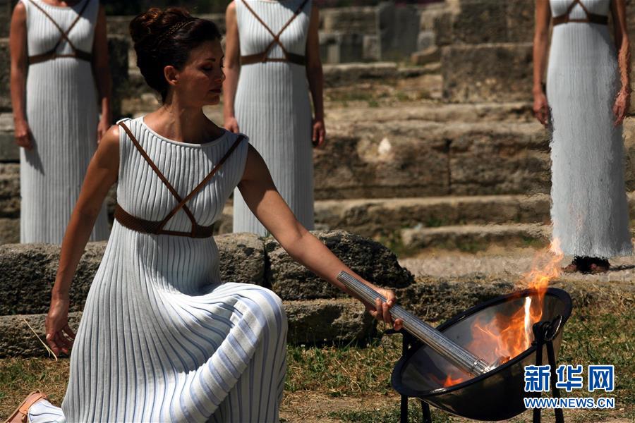 Ensayan encendido de antorcha olímpica en la antigua  Olimpia