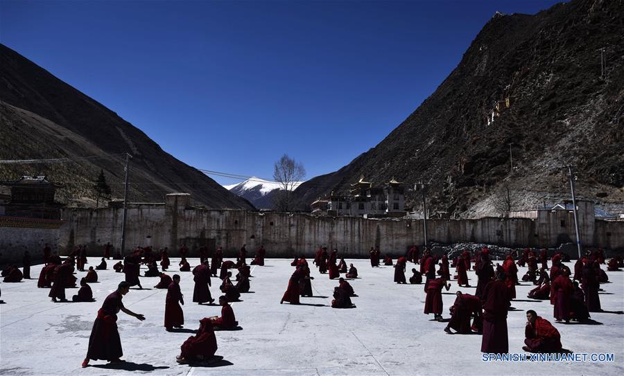 Monjes realizando doctrinas budistas tibetanas en el Monasterio Labu