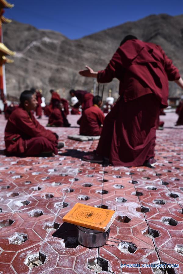 Monjes realizando doctrinas budistas tibetanas en el Monasterio Labu