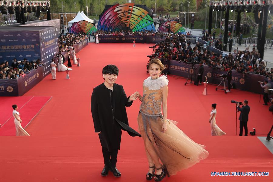 La cantante Joey Yung (D) y Chang Shilei posan en la alfombra roja durante la ceremonia de clausura del VI Festival Internacional de Cine de Beijing (BJIFF, por sus siglas en inglés),  en la capital de China, el 23 de abril. (Xinhua/Li Fangyu)