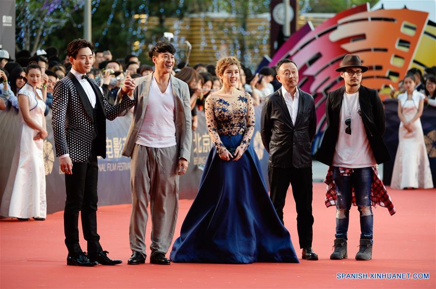 Miembros del elenco de la película "Brothers", caminan en la alfombra roja durante la ceremonia de clausura del VI Festival Internacional de Cine de Beijing (BJIFF, por sus siglas en inglés), en Beijing, capital de China, el 23 de abril de 2016. (Xinhua/Lu Peng)