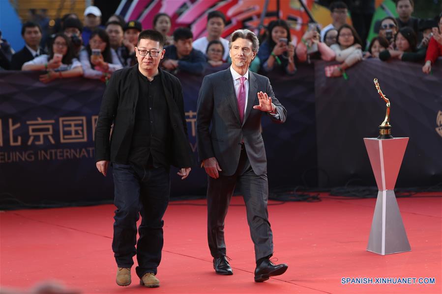 El director Anthony LaMolinara (d), saluda en la alfombra roja durante la ceremonia de clausura del VI Festival Internacional de Cine de Beijing (BJIFF, por sus siglas en inglés), en Beijing, capital de China, el 23 de abril de 2016. (Xinhua/Zheng Huansong)