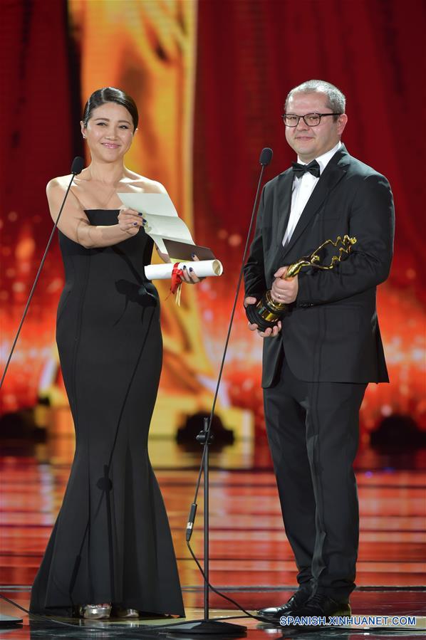 La actriz Yan Bingyan (i), y el director Corneliu Porumboiu (d), anuncian al ganador del Premio Tiantan por Mejor Cinematografía, durante la ceremonia de clausura del VI Festival Internacional de Cine de Beijing (BJIFF, por sus siglas en inglés), en Beijing, capital de China, el 23 de abril de 2016. (Xinhua/Li Xin)