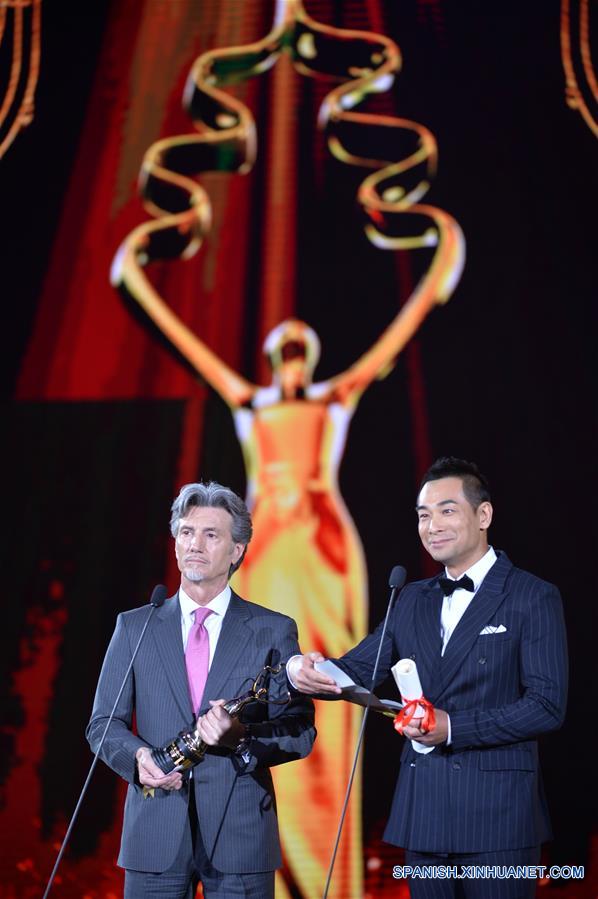 El director Anthony LaMolinara (i), y el actor Zhao Wenzhuo (d), anuncian al ganador del Premio Tiantan por Mejores Efectos Visuales, durante la ceremonia de clausura del VI Festival Internacional de Cine de Beijing (BJIFF, por sus siglas en inglés), en Beijing, capital de China, el 23 de abril de 2016. (Xinhua/Li Xin)