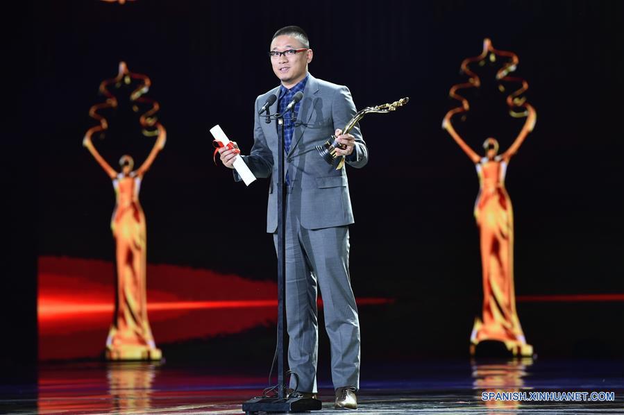 El director Han Yan, recibe el Premio Tiantan por Mejores Efectos Visuales por la película "Go Away! Mr. Tumor", durante la ceremonia de clausura del VI Festival Internacional de Cine de Beijing (BJIFF, por sus siglas en inglés), en Beijing, capital de China, el 23 de abril de 2016. (Xinhua/Li Xin)