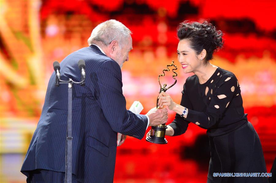 La actriz Athena Chu (d), entrega el trofeo del Premio Tiantan por Mejor Actor a una integrante del elenco de la película "Land of Mine", durante la ceremonia de clausura del VI Festival Internacional de Cine de Beijing (BJIFF, por sus siglas en inglés), en Beijing, capital de China, el 23 de abril de 2016. (Xinhua/Zhou Mi)