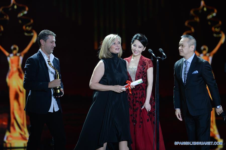 La actriz Xu Qing (2-d), y el director Teddy Chan (d), entregan el trofeo del Premio Tiantan por Mejor Actiz a una integrante del elenco de la película "La Patota", durante la ceremonia de clausura del VI Festival Internacional de Cine de Beijing (BJIFF, por sus siglas en inglés), en Beijing, capital de China, el 23 de abril de 2016. (Xinhua/Chen Bin)