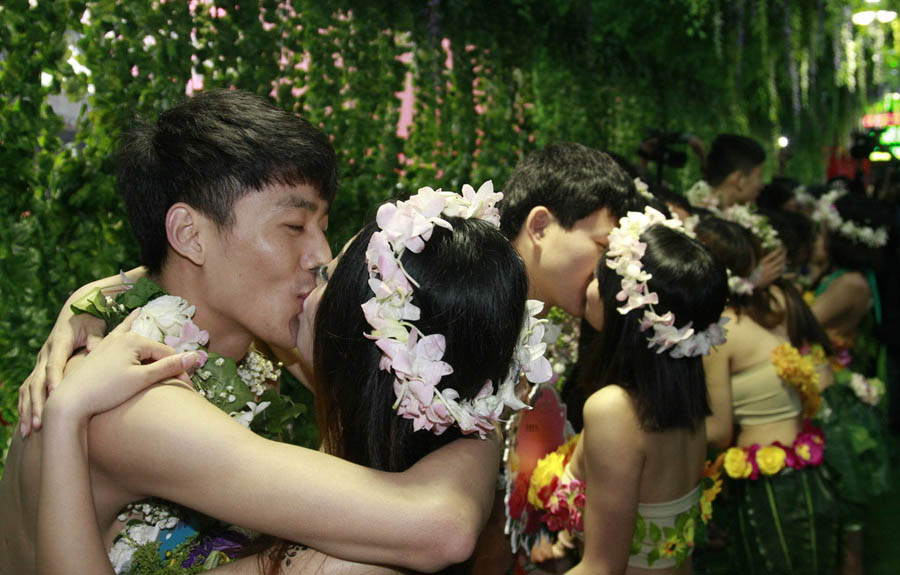 Las parejas se besan en la boda en grupo “desnudos” en el área escénica Songcheng de Hangzhou, capital de la provincia de Zhejiang, el 24 de abril de 2016. 