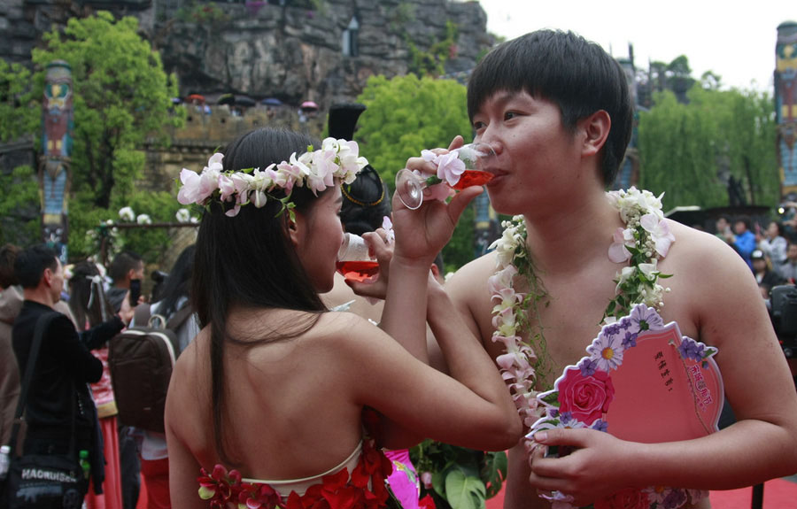 Las parejas beben vino en la boda en grupo “desnudos” en el área escénica Songcheng de Hangzhou, capital de la provincia de Zhejiang, el 24 de abril de 2016. 