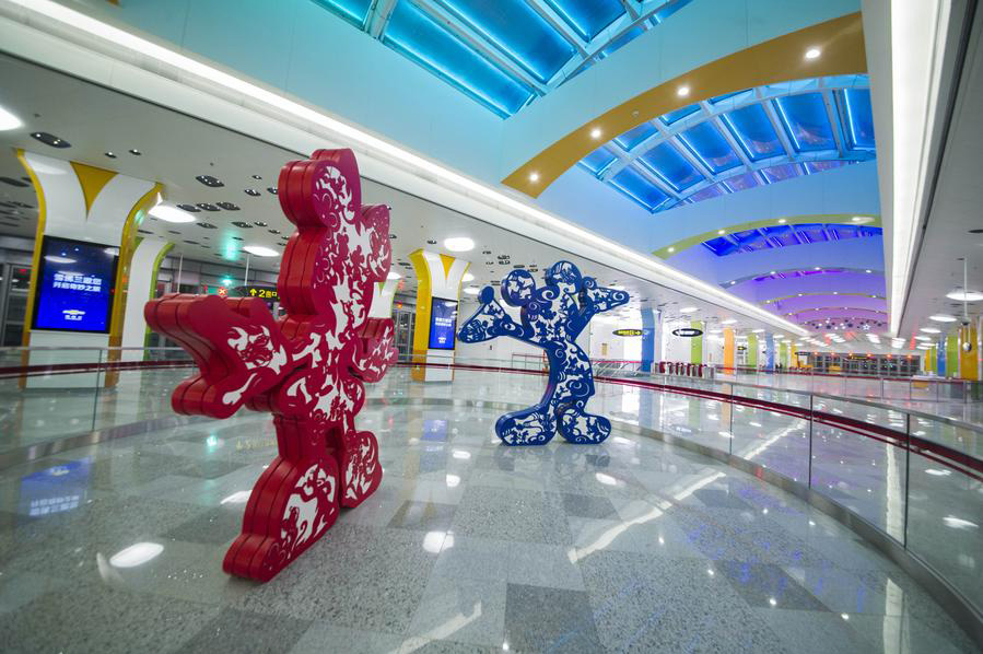 Foto del interior de la estación de metro del resort de Disney en la línea 11, también decorada con figuras de dibujos animados de Disney, que entrará en operación de prueba el martes por la mañana. [Foto/Chinanews.com]