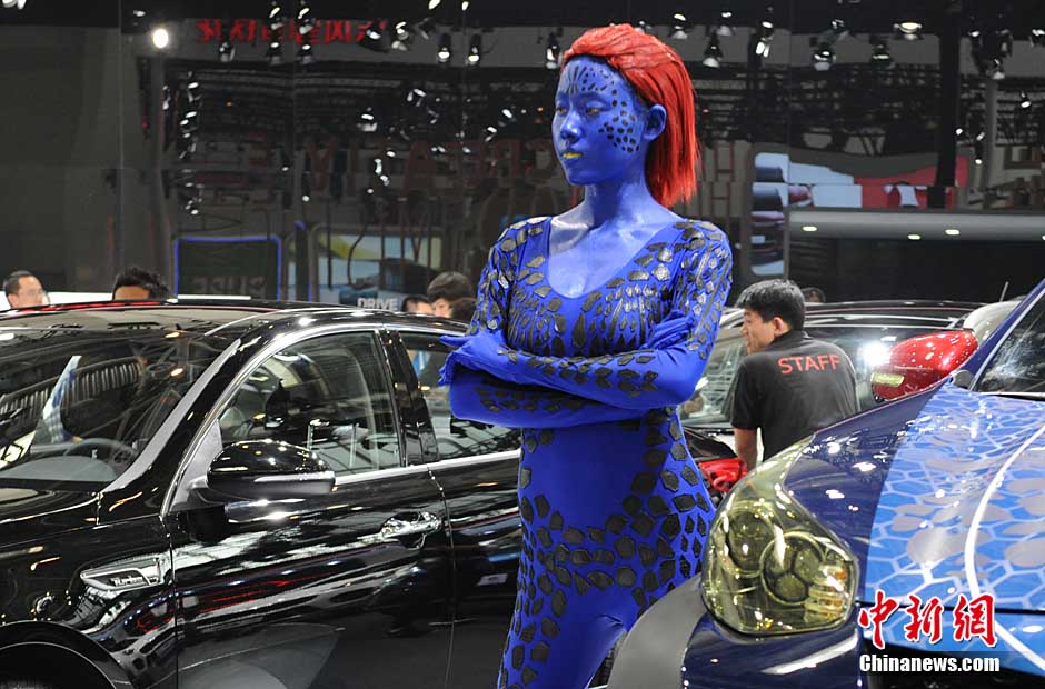 Azafata en la Expo Internacional de Automóvil de Beijing vestida de Mystique